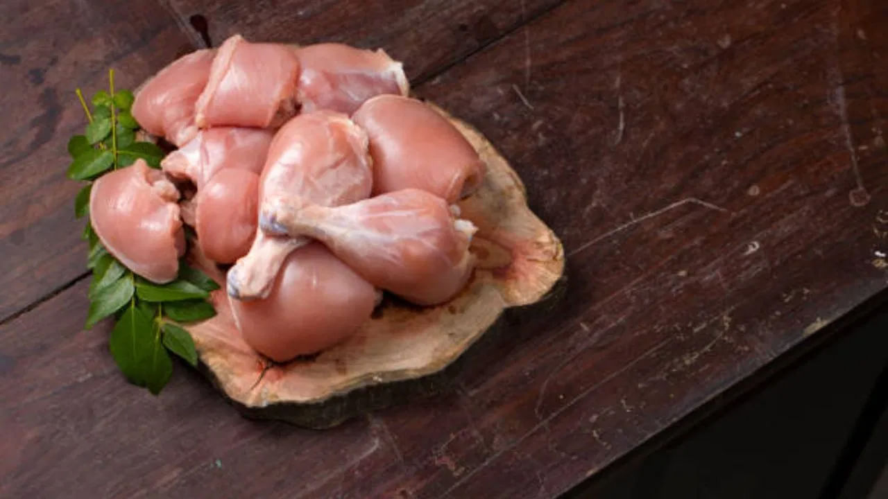 ఇప్పుడు ఒక చిన్న గిన్నె జీడిపప్పు-కిస్మిస్, నాలుగు చిన్న ఏలకులు, రెండు లవంగాలు, కొద్దిగా జైత్రి, జాజికాయ కొద్దిగా నీళ్లతో గ్రైండ్ చేసుకోవాలి.