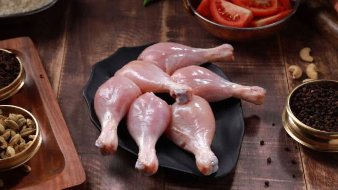 వెల్లుల్లి-ఉల్లిపాయ పచ్చి వాసన వచ్చినప్పుడు, దానిని మ్యారినేట్ చేసిన చికెన్‌లో జోడించండి. తక్కువ మంట మీద మొత్తం వంట జరుగుతుంది. మూతపెట్టి ఉంచితే నీరు వెళ్లిపోతుంది.