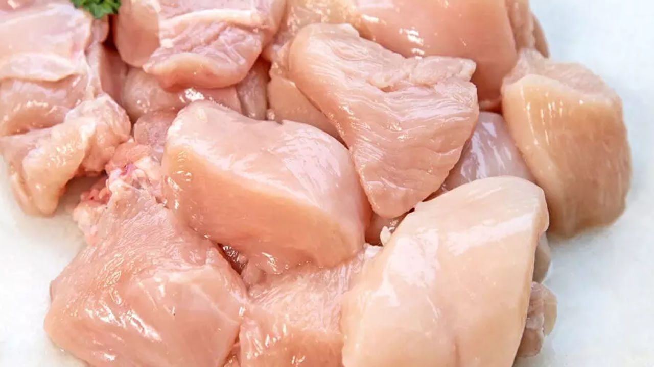 అయితే, ఉష్ణోగ్రతలు తగ్గడం, వర్షాకాలం ప్రారంభం కావడంతో పెరిగిన చికెన్ ధరలు క్రమంగా తగ్గుముఖం పట్టాయి. ఫామ్గేట్ చికెన్ ధరలు ఒక్కసారిగా పడిపోవడాన్ని చికెన్ ప్రేమికులు స్వాగతిస్తున్నారు. డిమాండ్ ఒక్కసారిగా పడిపోవడంతో గత ఐదు రోజుల్లో చికెన్ ధర 15% వరకు పడిపోయిందని వ్యాపారులు వెల్లడించారు.