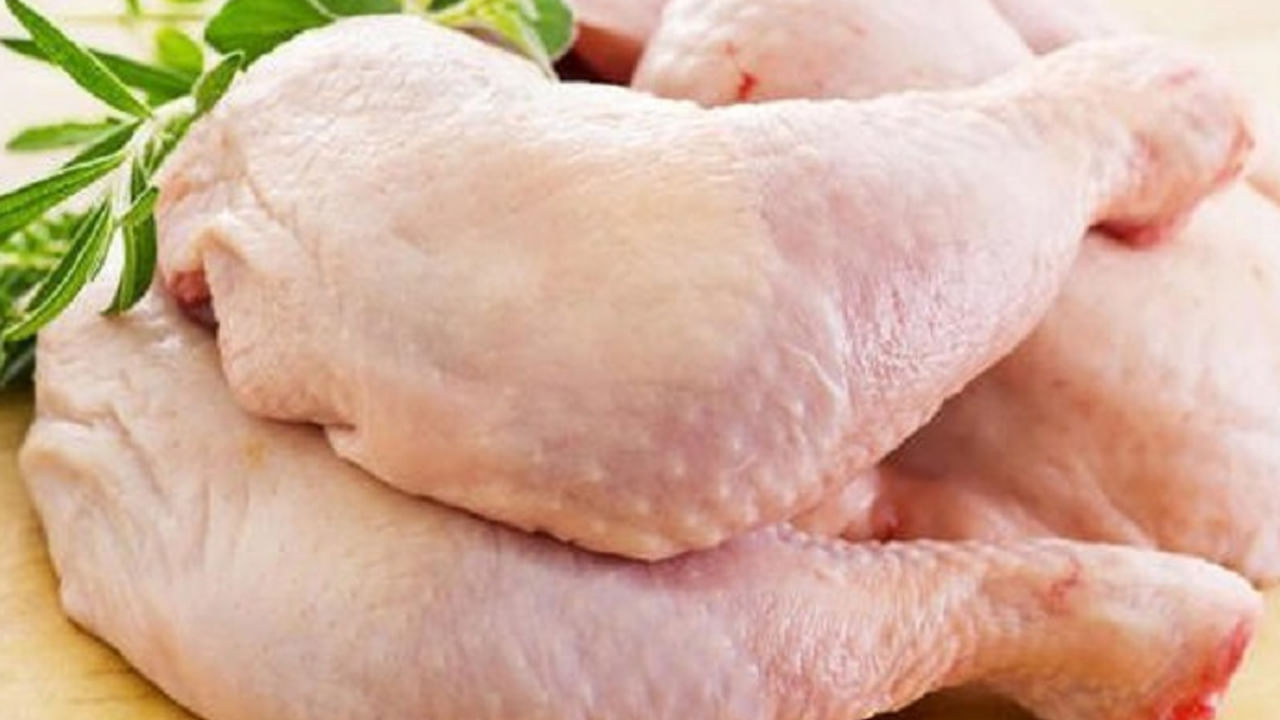 అయితే, నెలాఖరు నాటికి చికెన్ కిలో చికెన్ ధర 190కి తగ్గే అవకాశం ఉందని వ్యాపారులు పేర్కొంటున్నారు. సాధారణంగా వర్షాకాలంలో కోళ్ల ఉత్పత్తి పెరుగుతుందని దీనిద్వారా చికెన్ ధరలు మరింత తగ్గుతాయని పౌల్ట్రీ వ్యాపారులు పేర్కొంటున్నారు.