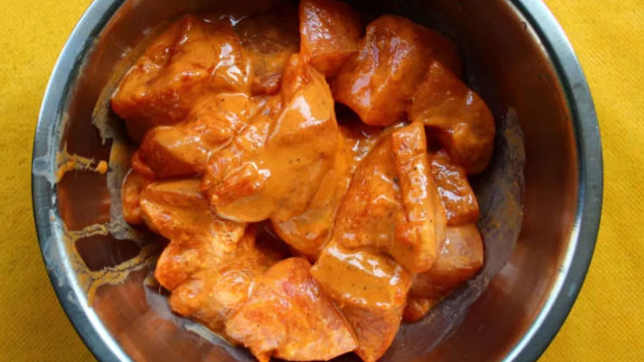 పాన్‌లో ఒక చెంచా నూనె, కొద్దిగా ఉప్పు, పసుపు వేసి చార్పిస్ బంగాళాదుంపలను వేయించాలి.