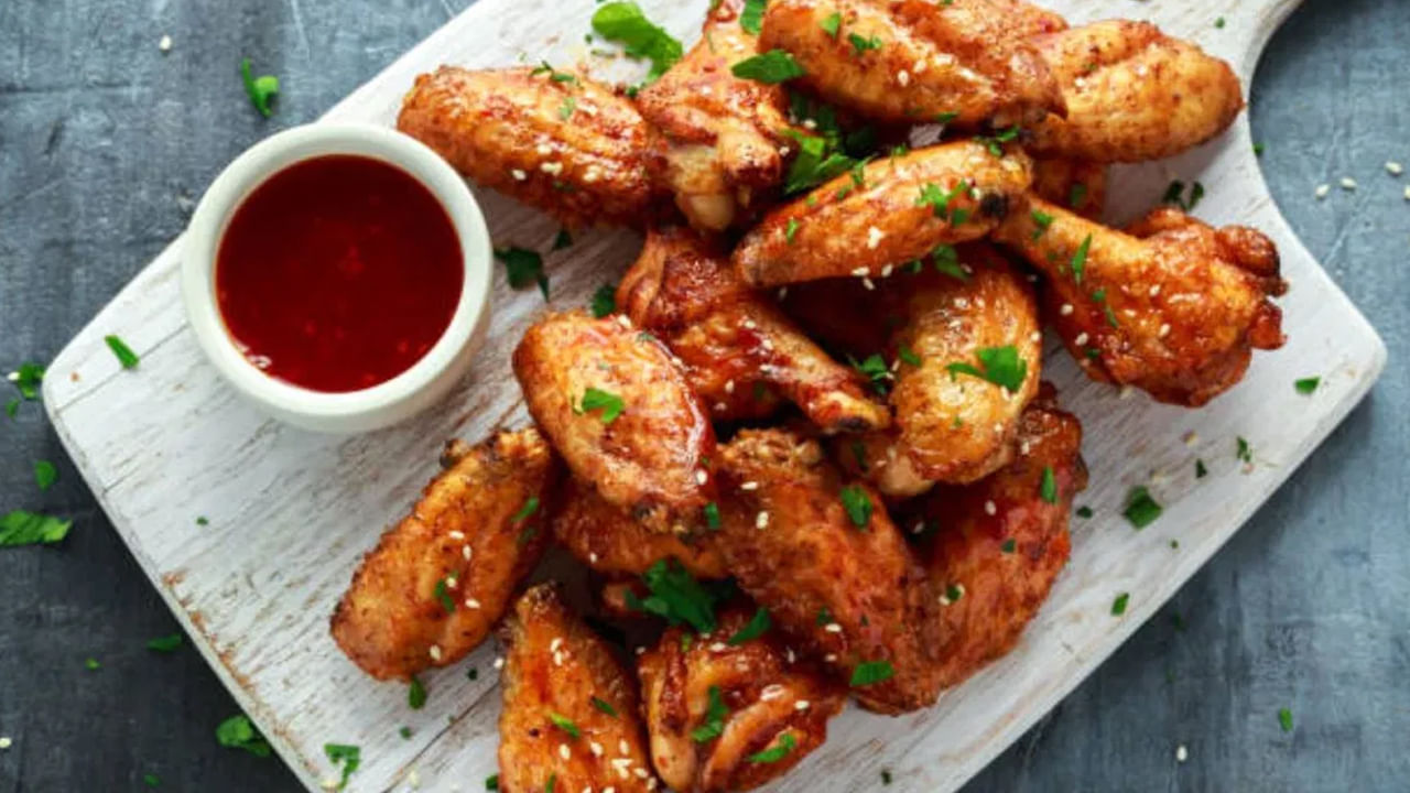 బంగాళదుంపలను ఎర్రగా వేయించి పక్కన పెట్టుకోవాలి. ఇప్పుడు మిగిలిన నూనెలో మ్యారినేట్ చేసిన చికెన్‌ను వేయించాలి.