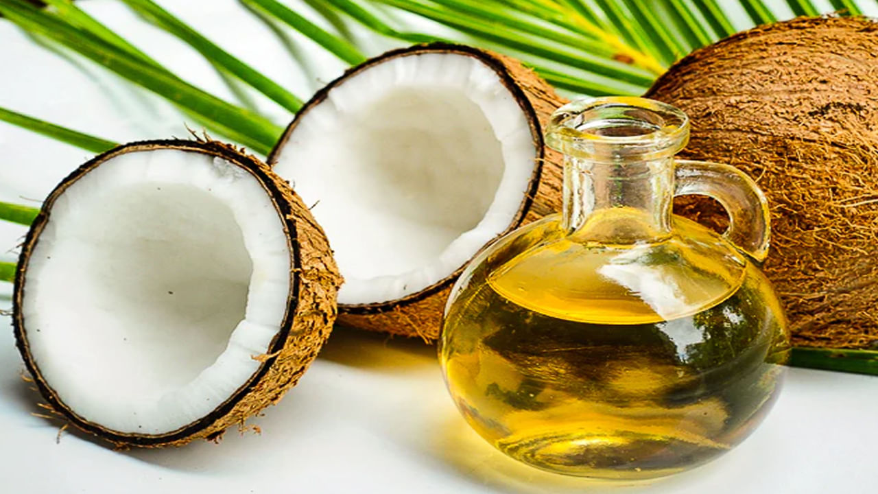 Coconut Oil- కొబ్బరి నూనెను చర్మం సులభంగా గ్రహిస్తుంది. ఇందులో ఉండే యాంటీ ఫంగల్, యాంటీ బ్యాక్టీరియల్ గుణాలు విటమిన్ ఇ, కెతో పాటు యవ్వనాన్ని కాపాడతాయి.
