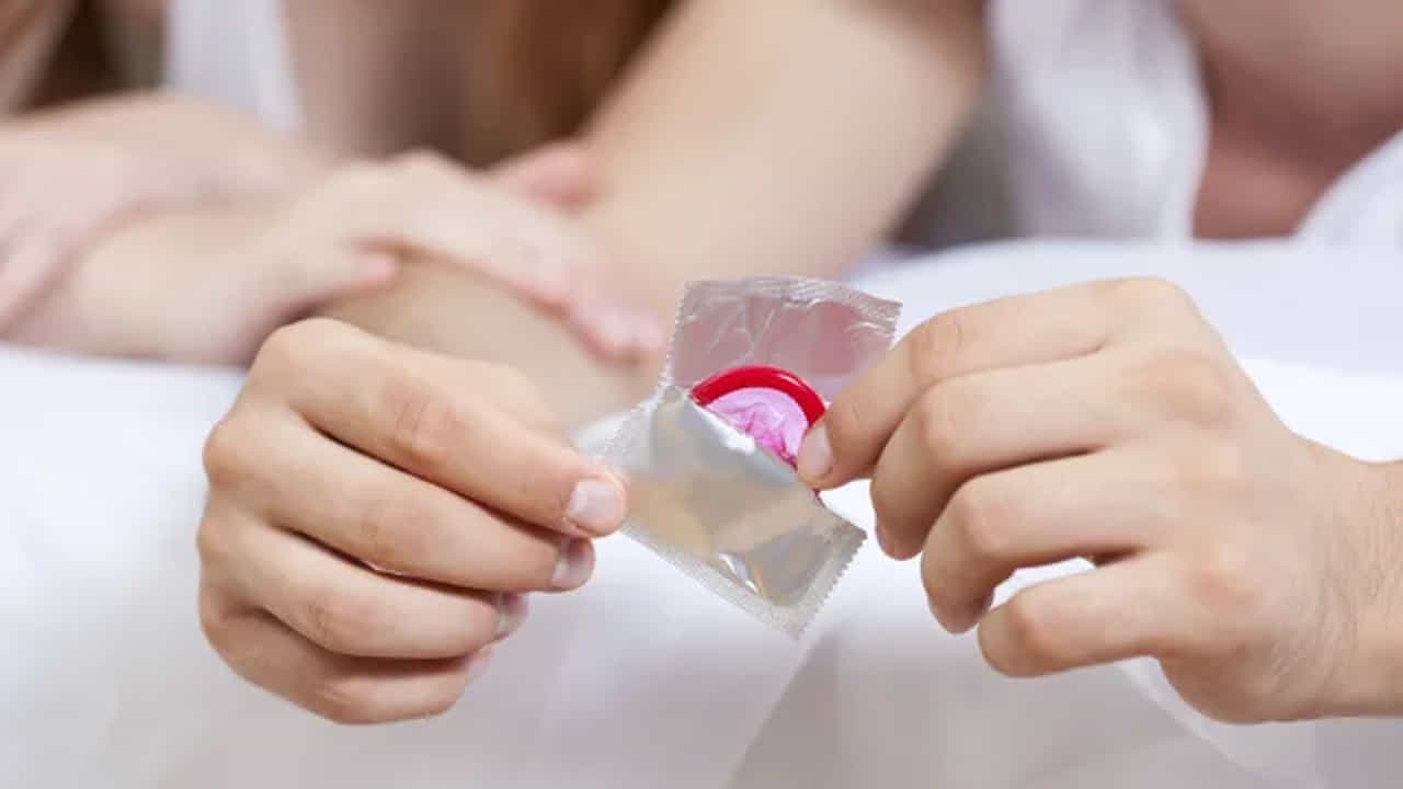 Condom Tips: ఈ రోజుల్లో పెరుగుతున్న జనాభాకు ముఖ్య కారణం సెక్స్ కు సంబంధించిన ముఖ్య సమాచారం తెలియకపోవడమే కారణమని నిపుణులు పేర్కొంటున్నారు. కొన్ని సందర్భాల్లో అవసరం లేకపోయినప్పటికీ.. గర్భం దాల్చే కేసులు నిత్యం పెరుగుతున్నాయి. దీనినే అవాంఛిత గర్భధారణ అంటారు. ముఖ్యంగా లైంగిక, సంతానానికి సంబంధించిన అవగాహన లేకపోవడమే కారణమని పేర్కొంటున్నారు. సెక్స్లో పాల్గొనే ముందు యువతీ, యువకులు కొన్ని విషయాలు తెలుసుకోవడం అవసరం. గర్భం దాల్చుకుండా ఉండాలంటే కండోమ్ ఉపయోగించడం మంచిదని పేర్కొంటున్నారు.