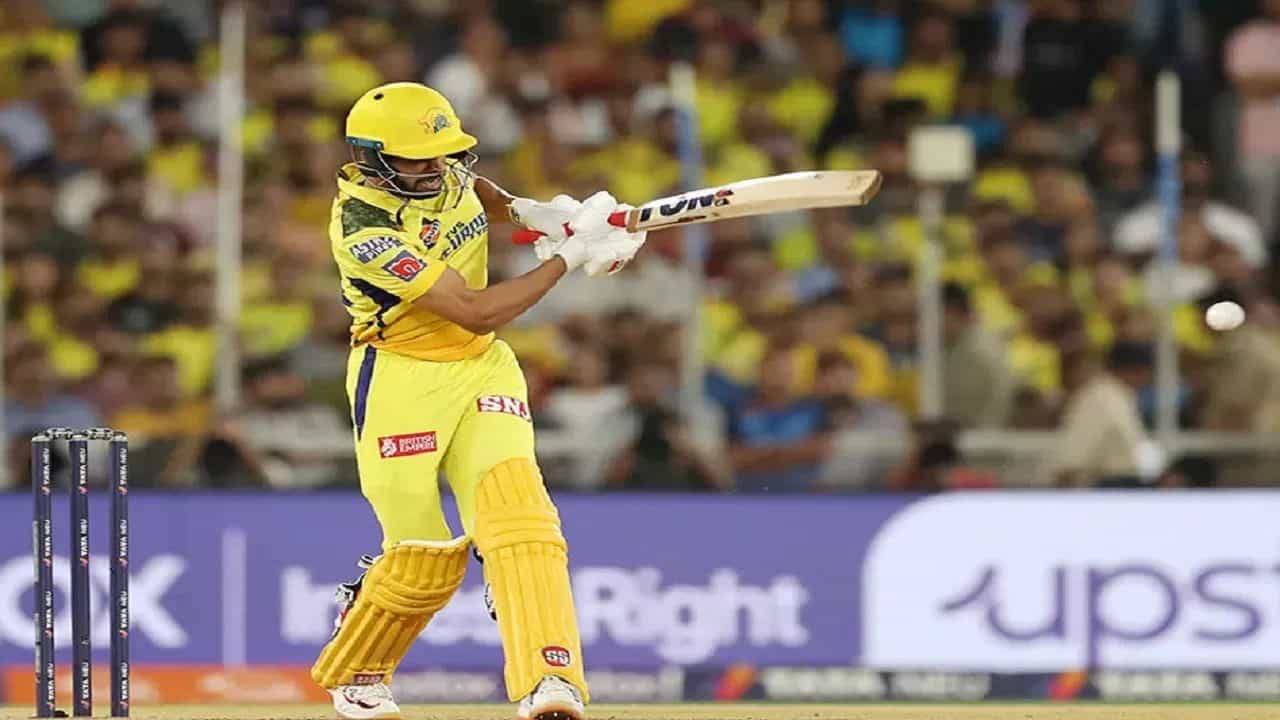 చెన్నై సూపర్ కింగ్స్ విజయాల్లో గైక్వాడ్ కీలక పాత్ర పోషించాడనే విషయం తెలిసిందే. 2021, 2023 సంవత్సరాలలో చెన్నైని ఛాంపియన్గా చేయడంలో ముఖ్యమైన పాత్ర పోషించాడు. గైక్వాడ్ ఐపీఎల్ 2023లో 42కి పైగా సగటుతో 590 పరుగులు చేశాడు. 2021లో, ఈ ఆటగాడు 45 కంటే ఎక్కువ సగటుతో 635 పరుగులు చేశాడు.