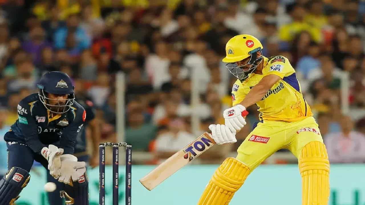 అలాగే రీతురాజ్ గైక్వాడ్ను సరిగా ఉపయోగించుకోవడం లేదని రాయుడు అన్నాడు. టీమిండియా గురించి మాట్లాడుతూ గైక్వాడ్ను మూడు ఫార్మాట్లలో ఆడించాలి. అయితే, అది ఇప్పుడు జరగకపోవచ్చు అంటూ చెప్పుకొచ్చాడు.