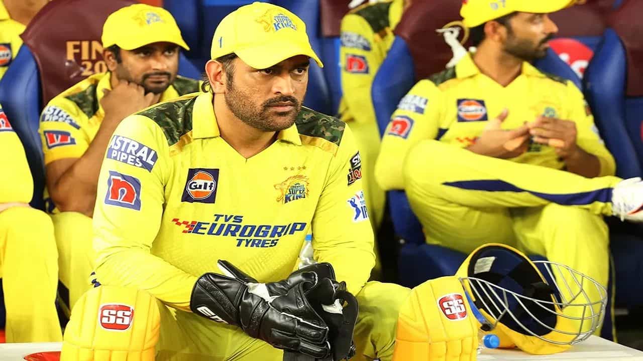 ధోని తర్వాత చెన్నై సూపర్ కింగ్స్ పగ్గాలు ఎవరు చేపడతారు? ఈ ప్రశ్నకు సమాధానం తెలుసుకోవాలని ఫ్యాన్స్ ఎదురుచూస్తున్నారు. చెన్నై జట్టు వచ్చే సీజన్లో కొత్త కెప్టెన్ని చేస్తుందా లేదా ధోనీ జట్టు బాధ్యతలు మరో తీసుకుంటాడా? అనేది తెలియాల్సి ఉంది. ఈ క్రమంలో చెన్నై జట్టులో ముఖ్యమైన సభ్యుడిగా ఉన్న అంబటి రాయుడు చెన్నై తదుపరి కెప్టెన్పై కీలక ప్రకటన చేశాడు.