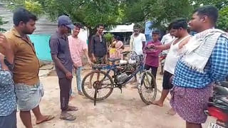 Andhra Pradesh: అక్రమంగా తరలిస్తున్న లక్షలు విలువజేసే మద్యం బాటిల్స్ స్వాధీనం .. రోడ్డు రోలర్‌తో తొక్కించి ధ్వసం..