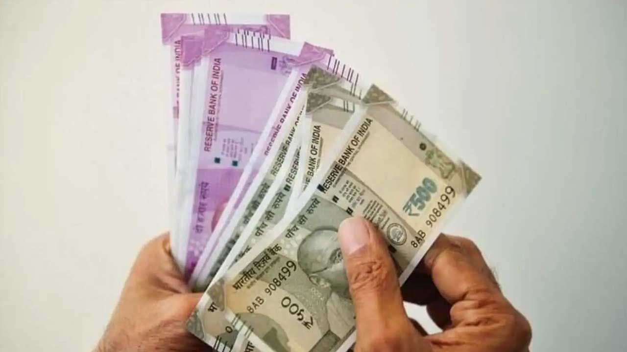 7th Pay Commission: కేంద్ర ఉద్యోగులకు గుడ్‌న్యూస్‌.. డియర్‌నెస్ అలవెన్స్ ఎంత పెరుగుతుందో తెలుసా..?