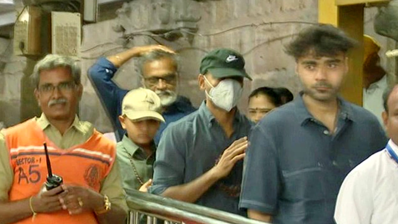 Dhanush: తిరుమల శ్రీవారికి తలనీలాలు సమర్పించిన ధనుష్.. బాడీ గార్డ్స్ అత్యుత్సాహం..