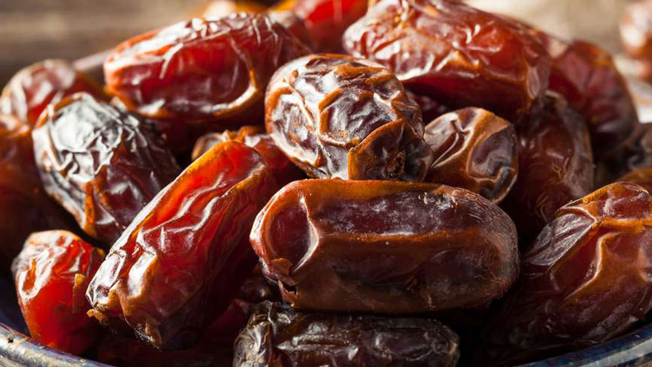 Health Benefits of Dates: ఉద్యోగం, కుటుంబ బాధ్యతలు ఇలా అనేక సమస్యలతో పురుషులు తమ ఆరోగ్యాన్ని జాగ్రత్తగా చూసుకోలేకపోతున్నారు. ముఖ్యంగా పెళ్లి తర్వాత వారి జీవనశైలి మునుపటి కంటే బిజీ అయిపోతుంది. అటువంటి పరిస్థితిలో, వారు ఎల్లప్పుడూ ఆరోగ్యకరమైన ఆహారం తీసుకోవడం మంచిది. ముఖ్యంగా పురుషులు ఖర్జూరాలను తినడం ద్వారా ఎన్నో ప్రయోజనాలు కలుగుతాయి. ఖర్జూరా పండు లైంగిక సమస్యలను దూరం చేయడంతోపాటు .. సంతానలేమి సమస్య నుంచి బయటపడేలా చేస్తుంది. ఖర్జూరా పండులో కాల్షియం, పొటాషియం, విటమిన్ ఎ, విటమిన్ బి6, విటమిన్ కె, ప్రొటీన్, మాంగనీస్, మెగ్నీషియం, ఫాస్పరస్, జింక్ వంటి ముఖ్యమైన పోషకాలు ఉంటాయి. పురుషులకు ఖర్జూరం తినడం వల్ల ఎలాంటి ప్రయోజనాలు కలుగుతాయో తెలుసుకోండి..