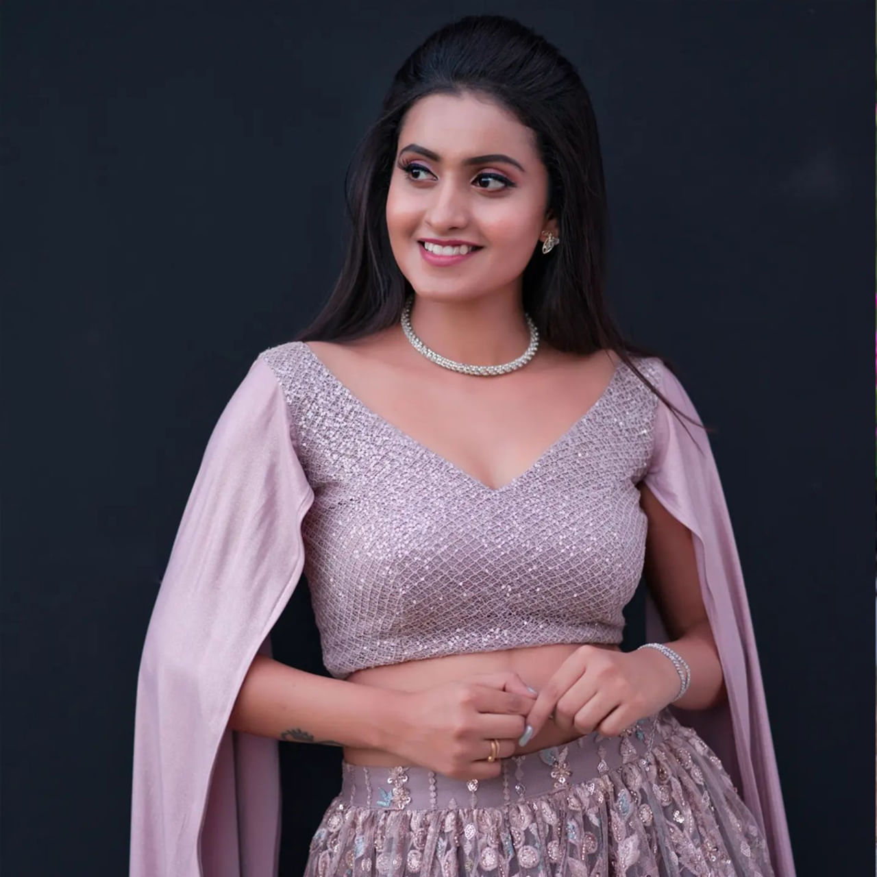 ఈటీవి లో ప్రసారమయ్యే ఢీ`షోతో మంచి పాపులర్‌ అయ్యింది దీపికా పిల్లి. నాజూకు అందాలతో హమేషా కుర్రకారుని కవ్విస్తుంటుంది ఈ చిన్నది.. ప్రస్తుతం సోషల్ మీడియా ద్వారా తాను షేర్ చేసిన ఫోటోస్ వైరల్ అవుతున్నాయి.
