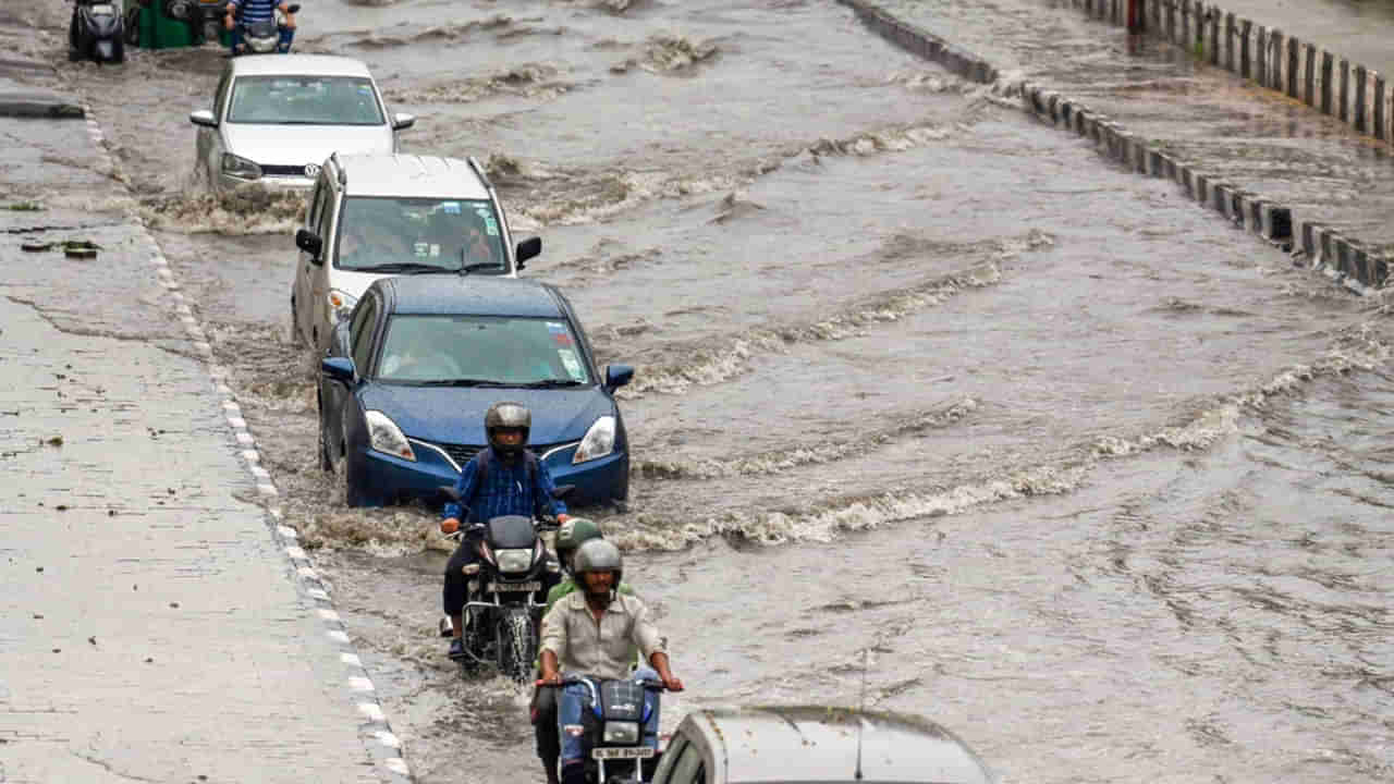 Delhi Rains: ఢిల్లీలో వరద కష్టాలు.. మళ్లీ ముంచెత్తుతున్న వర్షాలు.. 10 వేల సాయం ప్రకటించిన సీఎం..