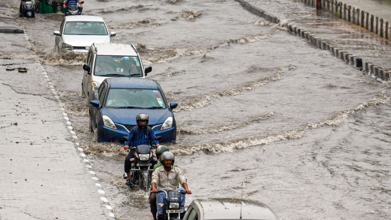 Delhi Rains: ఢిల్లీలో వరద కష్టాలు.. మళ్లీ ముంచెత్తుతున్న వర్షాలు.. 10 వేల సాయం ప్రకటించిన సీఎం..