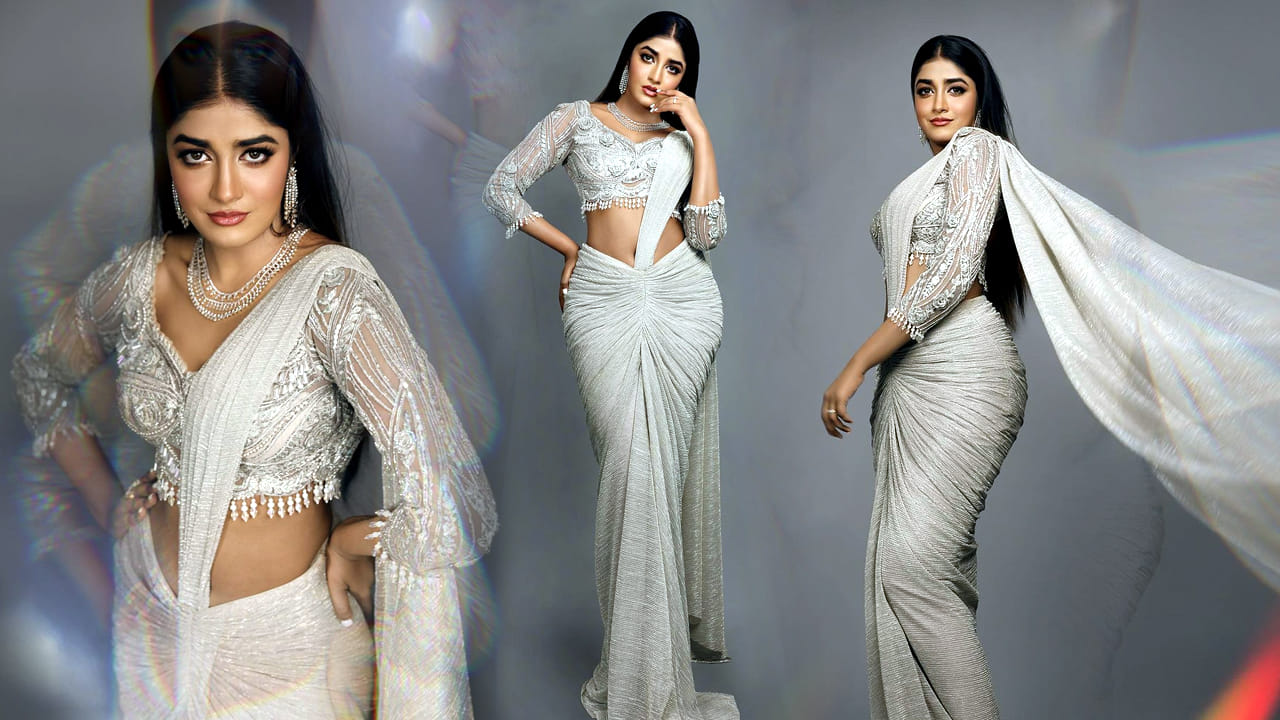 గద్దలకొండ గణేష్ మూవీ లో స్పెషల్ సాంగ్ చేసి స్పెషల్ అట్రాక్షన్‏గా నిలిచిన డింపుల్ హయాతి ఇటీవలే హీరోయిన్ గా మారి టాలీవుడ్ లో ఇప్పుడిప్పుడే వరస అవకాశాలతో స్పీడ్ పెంచింది. నిత్యం సోషల్ మీడియాలో యాక్టీవ్ గా ఉంటూ ఫొటోస్ షేర్ చేస్తూ యూత్ ను ఆకట్టుకుంటుంది.తాజా ఫొటోస్ పై మీరు ఓ లుక్కెయ్యండి.