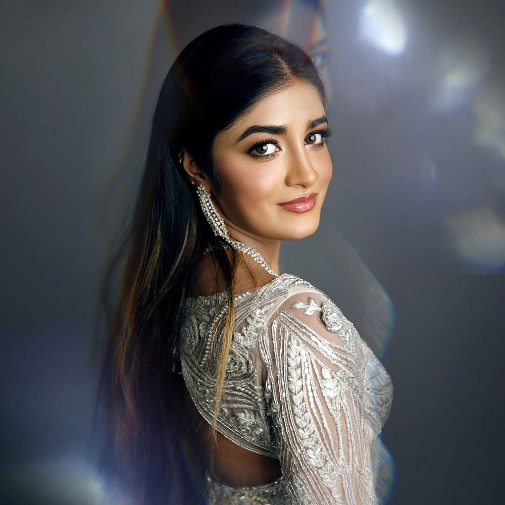 గద్దలకొండ గణేష్ మూవీ లో స్పెషల్ సాంగ్ చేసి స్పెషల్ అట్రాక్షన్గా నిలిచిన డింపుల్ హయాతి ఇటీవలే హీరోయిన్ గా మారి టాలీవుడ్ లో ఇప్పుడిప్పుడే వరస అవకాశాలతో స్పీడ్ పెంచింది. నిత్యం సోషల్ మీడియాలో యాక్టీవ్ గా ఉంటూ ఫొటోస్ షేర్ చేస్తూ యూత్ ను ఆకట్టుకుంటుంది.తాజా ఫొటోస్ పై మీరు ఓ లుక్కెయ్యండి.