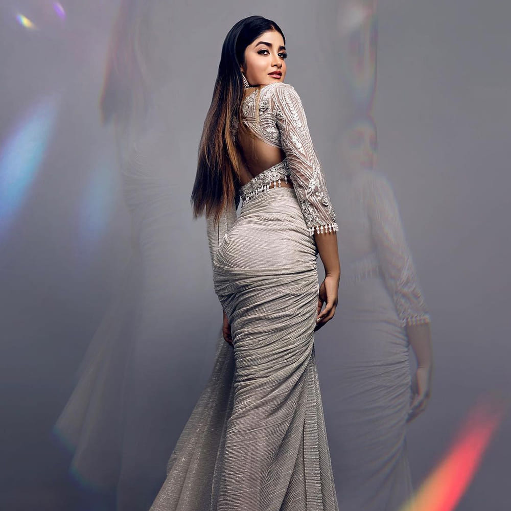 గద్దలకొండ గణేష్ మూవీ లో స్పెషల్ సాంగ్ చేసి స్పెషల్ అట్రాక్షన్గా నిలిచిన డింపుల్ హయాతి ఇటీవలే హీరోయిన్ గా మారి టాలీవుడ్ లో ఇప్పుడిప్పుడే వరస అవకాశాలతో స్పీడ్ పెంచింది. నిత్యం సోషల్ మీడియాలో యాక్టీవ్ గా ఉంటూ ఫొటోస్ షేర్ చేస్తూ యూత్ ను ఆకట్టుకుంటుంది.తాజా ఫొటోస్ పై మీరు ఓ లుక్కెయ్యండి.