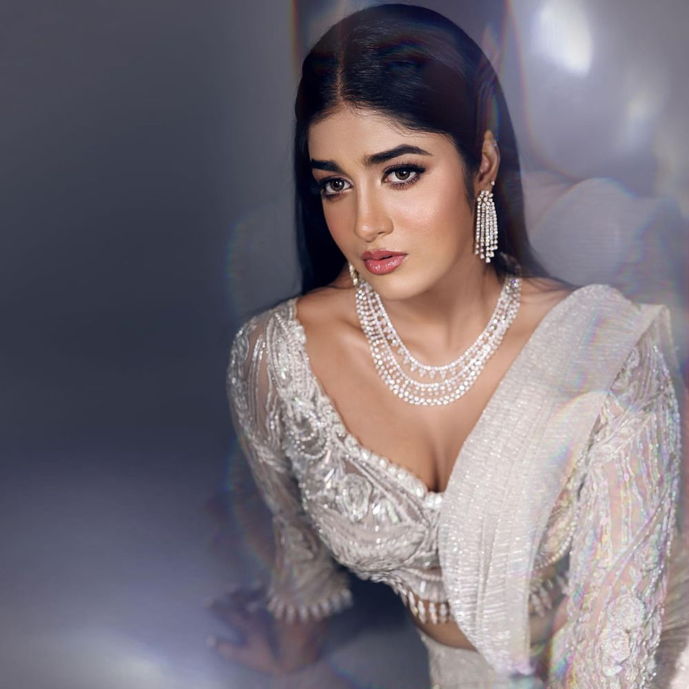 గద్దలకొండ గణేష్ మూవీ లో స్పెషల్ సాంగ్ చేసి స్పెషల్ అట్రాక్షన్గా నిలిచిన డింపుల్ హయాతి ఇటీవలే హీరోయిన్ గా మారి టాలీవుడ్ లో ఇప్పుడిప్పుడే వరస అవకాశాలతో స్పీడ్ పెంచింది. నిత్యం సోషల్ మీడియాలో యాక్టీవ్ గా ఉంటూ ఫొటోస్ షేర్ చేస్తూ యూత్ ను ఆకట్టుకుంటుంది.తాజా ఫొటోస్ పై మీరు ఓ లుక్కెయ్యండి.