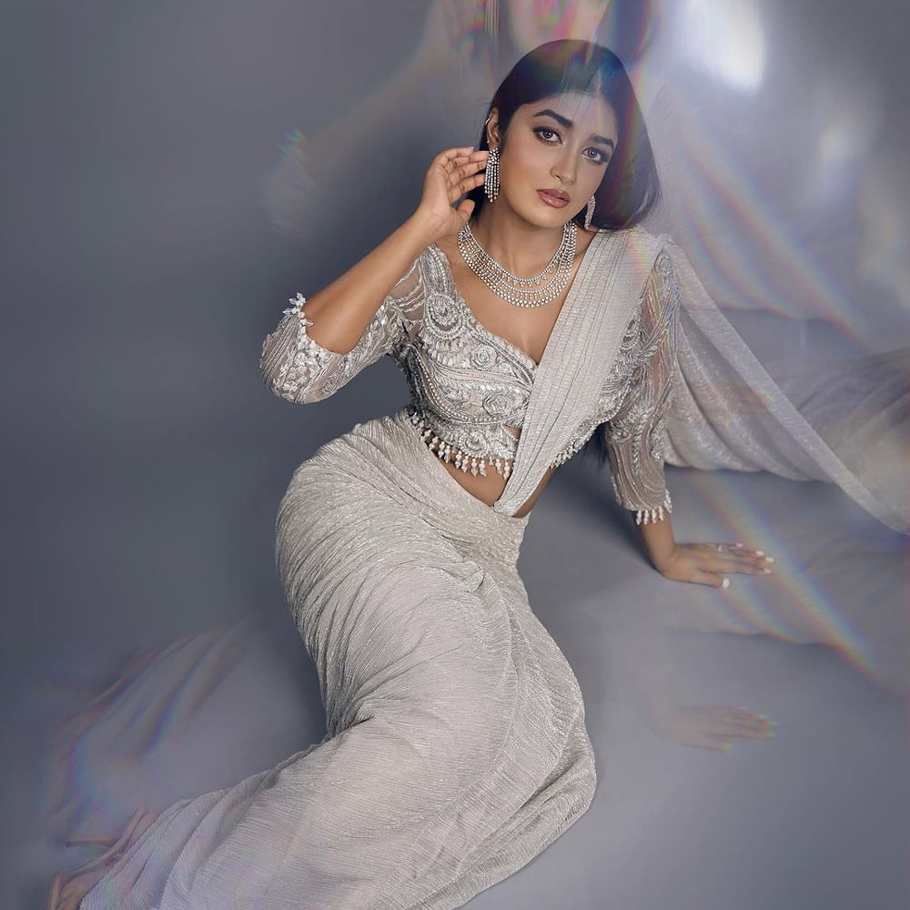 గద్దలకొండ గణేష్ మూవీ లో స్పెషల్ సాంగ్ చేసి స్పెషల్ అట్రాక్షన్గా నిలిచిన డింపుల్ హయాతి ఇటీవలే హీరోయిన్ గా మారి టాలీవుడ్ లో ఇప్పుడిప్పుడే వరస అవకాశాలతో స్పీడ్ పెంచింది. నిత్యం సోషల్ మీడియాలో యాక్టీవ్ గా ఉంటూ ఫొటోస్ షేర్ చేస్తూ యూత్ ను ఆకట్టుకుంటుంది.తాజా ఫొటోస్ పై మీరు ఓ లుక్కెయ్యండి.