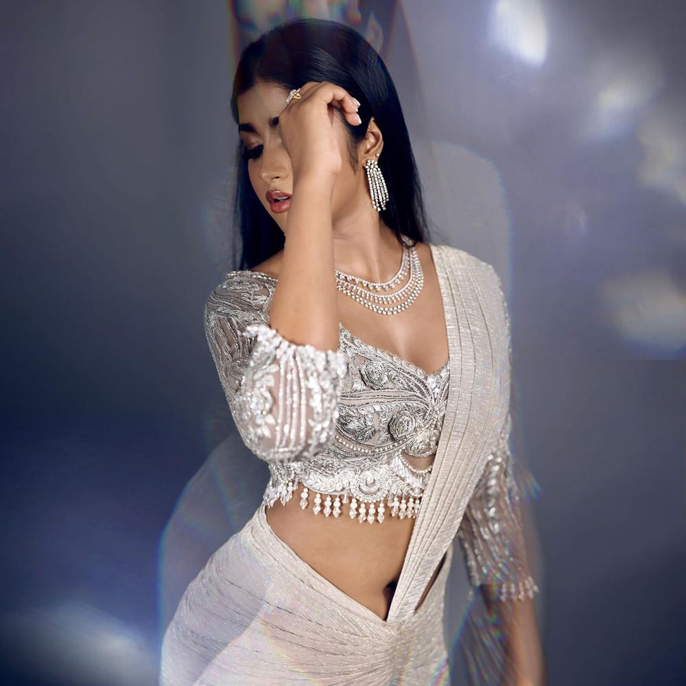 గద్దలకొండ గణేష్ మూవీ లో స్పెషల్ సాంగ్ చేసి స్పెషల్ అట్రాక్షన్గా నిలిచిన డింపుల్ హయాతి ఇటీవలే హీరోయిన్ గా మారి టాలీవుడ్ లో ఇప్పుడిప్పుడే వరస అవకాశాలతో స్పీడ్ పెంచింది. నిత్యం సోషల్ మీడియాలో యాక్టీవ్ గా ఉంటూ ఫొటోస్ షేర్ చేస్తూ యూత్ ను ఆకట్టుకుంటుంది.తాజా ఫొటోస్ పై మీరు ఓ లుక్కెయ్యండి.