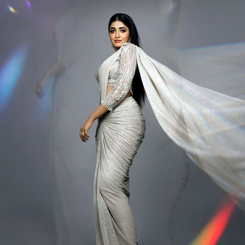 గద్దలకొండ గణేష్ మూవీ లో స్పెషల్ సాంగ్ చేసి స్పెషల్ అట్రాక్షన్గా నిలిచిన డింపుల్ హయాతి ఇటీవలే హీరోయిన్ గా మారి టాలీవుడ్ లో ఇప్పుడిప్పుడే వరస అవకాశాలతో స్పీడ్ పెంచింది. నిత్యం సోషల్ మీడియాలో యాక్టీవ్ గా ఉంటూ ఫొటోస్ షేర్ చేస్తూ యూత్ ను ఆకట్టుకుంటుంది.తాజా ఫొటోస్ పై మీరు ఓ లుక్కెయ్యండి.