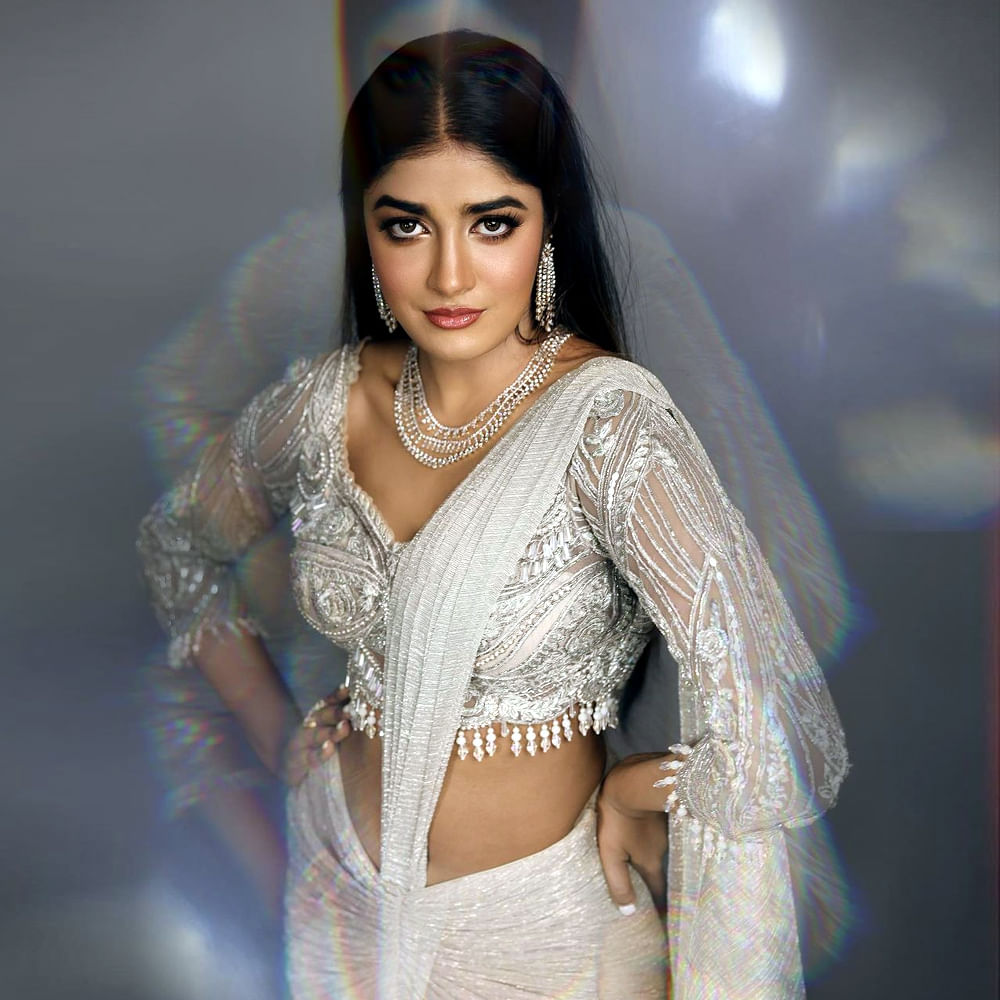 గద్దలకొండ గణేష్ మూవీ లో స్పెషల్ సాంగ్ చేసి స్పెషల్ అట్రాక్షన్గా నిలిచిన డింపుల్ హయాతి ఇటీవలే హీరోయిన్ గా మారి టాలీవుడ్ లో ఇప్పుడిప్పుడే వరస అవకాశాలతో స్పీడ్ పెంచింది. నిత్యం సోషల్ మీడియాలో యాక్టీవ్ గా ఉంటూ ఫొటోస్ షేర్ చేస్తూ యూత్ ను ఆకట్టుకుంటుంది.తాజా ఫొటోస్ పై మీరు ఓ లుక్కెయ్యండి.