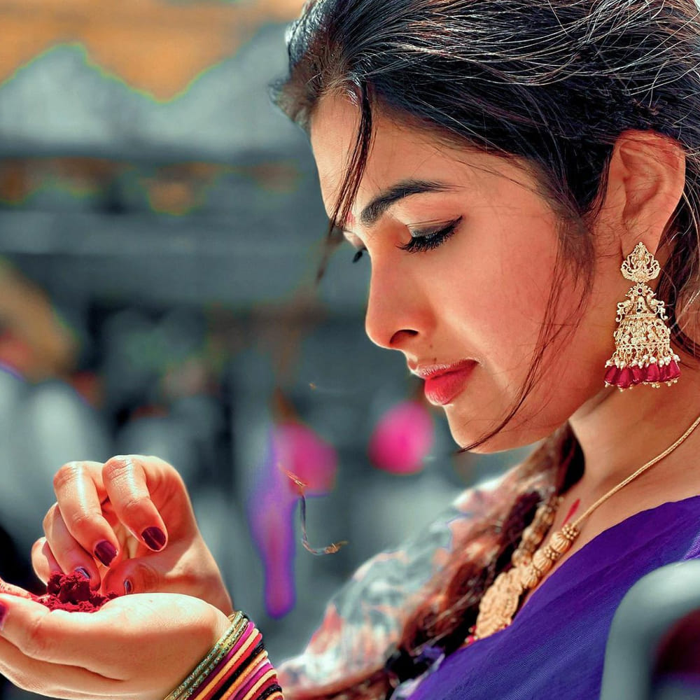 చిన్న చిన్న క్యారెక్టర్స్ తో సినీ ప్రపంచంలో అడుగు పెట్టిన దివి వైద్య.. బిగ్ బాస్‌ తెలుగు ప్రేక్షకులకు మరింత దగ్గరైయ్యింది. చలాకీ తనం, అందమైన కళ్లతో నవ్వు. ఎంత చూసిన తనివి తీరని అందం ఈ చిన్నదానిది. తక్కువకాలంలోనే ఫుల్ ఫాలోయింగ్ సంపాదించుకుంది. సోషల్‌ మీడియా సైతం ఈ బ్యూటీ క్రేజ్ గట్టిగానే ఉంది. తాజాగా ట్రెడిషనల్ ఫొటోస్ తో అందమైన ఫోటోలను పోస్ట్ చేసింది..