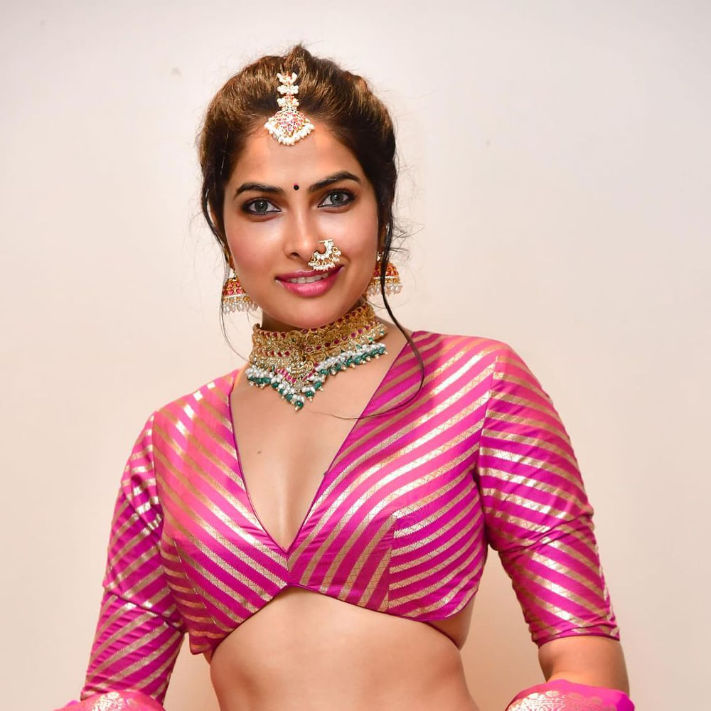 చిన్న చిన్న క్యారెక్టర్స్ తో సినీ ప్రపంచంలో అడుగు పెట్టిన దివి వైద్య.. బిగ్ బాస్‌ తెలుగు ప్రేక్షకులకు మరింత దగ్గరైయ్యింది. చలాకీ తనం, అందమైన కళ్లతో నవ్వు. ఎంత చూసిన తనివి తీరని అందం ఈ చిన్నదానిది. తక్కువకాలంలోనే ఫుల్ ఫాలోయింగ్ సంపాదించుకుంది. సోషల్‌ మీడియా సైతం ఈ బ్యూటీ క్రేజ్ గట్టిగానే ఉంది. తాజాగా ట్రెడిషనల్ ఫొటోస్ తో అందమైన ఫోటోలను పోస్ట్ చేసింది..