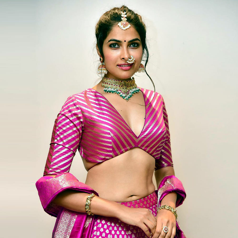 చిన్న చిన్న క్యారెక్టర్స్ తో సినీ ప్రపంచంలో అడుగు పెట్టిన దివి వైద్య.. బిగ్ బాస్‌ తెలుగు ప్రేక్షకులకు మరింత దగ్గరైయ్యింది. చలాకీ తనం, అందమైన కళ్లతో నవ్వు. ఎంత చూసిన తనివి తీరని అందం ఈ చిన్నదానిది. తక్కువకాలంలోనే ఫుల్ ఫాలోయింగ్ సంపాదించుకుంది. సోషల్‌ మీడియా సైతం ఈ బ్యూటీ క్రేజ్ గట్టిగానే ఉంది. తాజాగా ట్రెడిషనల్ ఫొటోస్ తో అందమైన ఫోటోలను పోస్ట్ చేసింది..