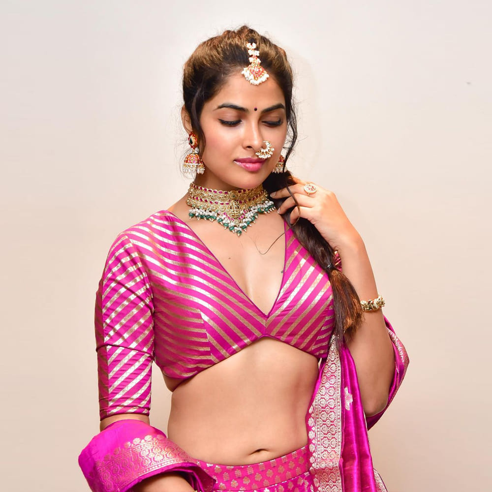 చిన్న చిన్న క్యారెక్టర్స్ తో సినీ ప్రపంచంలో అడుగు పెట్టిన దివి వైద్య.. బిగ్ బాస్‌ తెలుగు ప్రేక్షకులకు మరింత దగ్గరైయ్యింది. చలాకీ తనం, అందమైన కళ్లతో నవ్వు. ఎంత చూసిన తనివి తీరని అందం ఈ చిన్నదానిది. తక్కువకాలంలోనే ఫుల్ ఫాలోయింగ్ సంపాదించుకుంది. సోషల్‌ మీడియా సైతం ఈ బ్యూటీ క్రేజ్ గట్టిగానే ఉంది. తాజాగా ట్రెడిషనల్ ఫొటోస్ తో అందమైన ఫోటోలను పోస్ట్ చేసింది..