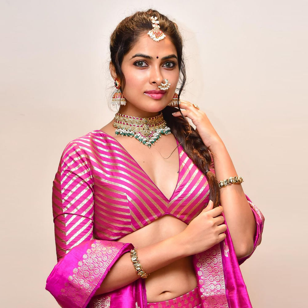 చిన్న చిన్న క్యారెక్టర్స్ తో సినీ ప్రపంచంలో అడుగు పెట్టిన దివి వైద్య.. బిగ్ బాస్‌ తెలుగు ప్రేక్షకులకు మరింత దగ్గరైయ్యింది. చలాకీ తనం, అందమైన కళ్లతో నవ్వు. ఎంత చూసిన తనివి తీరని అందం ఈ చిన్నదానిది. తక్కువకాలంలోనే ఫుల్ ఫాలోయింగ్ సంపాదించుకుంది. సోషల్‌ మీడియా సైతం ఈ బ్యూటీ క్రేజ్ గట్టిగానే ఉంది. తాజాగా ట్రెడిషనల్ ఫొటోస్ తో అందమైన ఫోటోలను పోస్ట్ చేసింది..