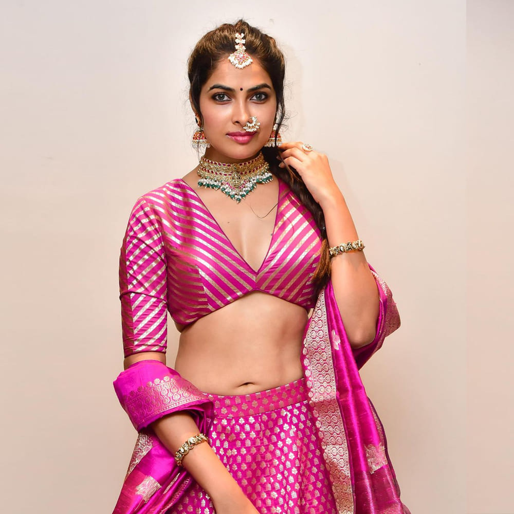 చిన్న చిన్న క్యారెక్టర్స్ తో సినీ ప్రపంచంలో అడుగు పెట్టిన దివి వైద్య.. బిగ్ బాస్‌ తెలుగు ప్రేక్షకులకు మరింత దగ్గరైయ్యింది. చలాకీ తనం, అందమైన కళ్లతో నవ్వు. ఎంత చూసిన తనివి తీరని అందం ఈ చిన్నదానిది. తక్కువకాలంలోనే ఫుల్ ఫాలోయింగ్ సంపాదించుకుంది. సోషల్‌ మీడియా సైతం ఈ బ్యూటీ క్రేజ్ గట్టిగానే ఉంది. తాజాగా ట్రెడిషనల్ ఫొటోస్ తో అందమైన ఫోటోలను పోస్ట్ చేసింది..