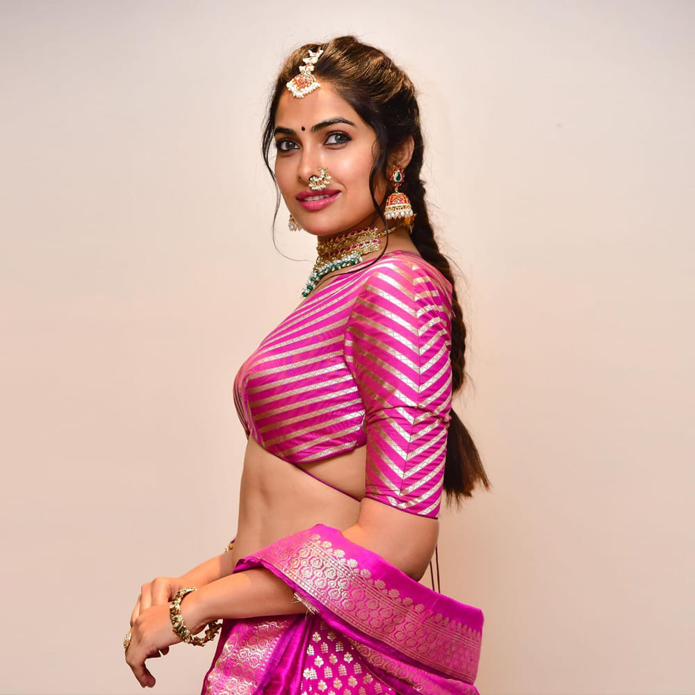 చిన్న చిన్న క్యారెక్టర్స్ తో సినీ ప్రపంచంలో అడుగు పెట్టిన దివి వైద్య.. బిగ్ బాస్‌ తెలుగు ప్రేక్షకులకు మరింత దగ్గరైయ్యింది. చలాకీ తనం, అందమైన కళ్లతో నవ్వు. ఎంత చూసిన తనివి తీరని అందం ఈ చిన్నదానిది. తక్కువకాలంలోనే ఫుల్ ఫాలోయింగ్ సంపాదించుకుంది. సోషల్‌ మీడియా సైతం ఈ బ్యూటీ క్రేజ్ గట్టిగానే ఉంది. తాజాగా ట్రెడిషనల్ ఫొటోస్ తో అందమైన ఫోటోలను పోస్ట్ చేసింది..