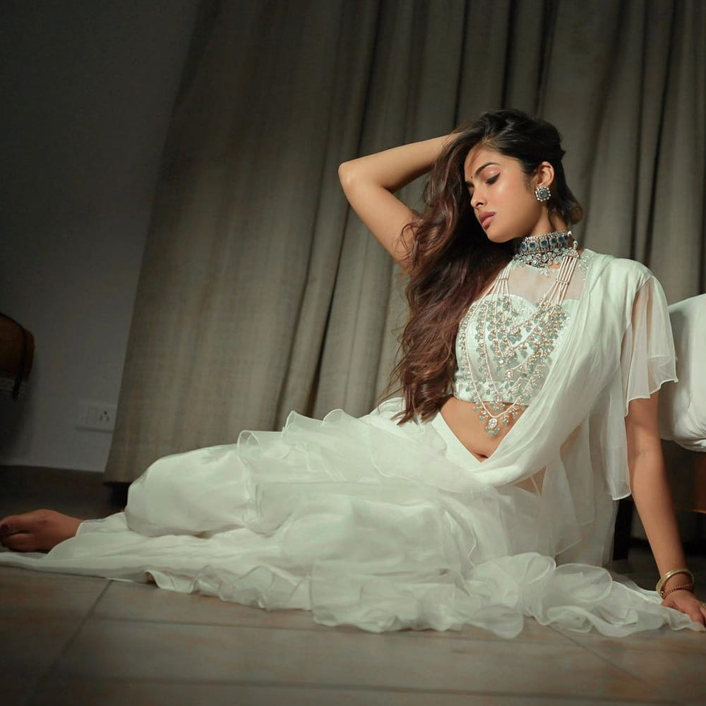 చిన్న చిన్న క్యారెక్టర్స్ తో సినీ ప్రపంచంలో అడుగు పెట్టిన దివి వైద్య.. బిగ్ బాస్‌ తెలుగు ప్రేక్షకులకు మరింత దగ్గరైయ్యింది. చలాకీ తనం, అందమైన కళ్లతో నవ్వు. ఎంత చూసిన తనివి తీరని అందం ఈ చిన్నదానిది. తక్కువకాలంలోనే ఫుల్ ఫాలోయింగ్ సంపాదించుకుంది. సోషల్‌ మీడియా సైతం ఈ బ్యూటీ క్రేజ్ గట్టిగానే ఉంది. తాజాగా ట్రెడిషనల్ ఫొటోస్ తో అందమైన ఫోటోలను పోస్ట్ చేసింది..