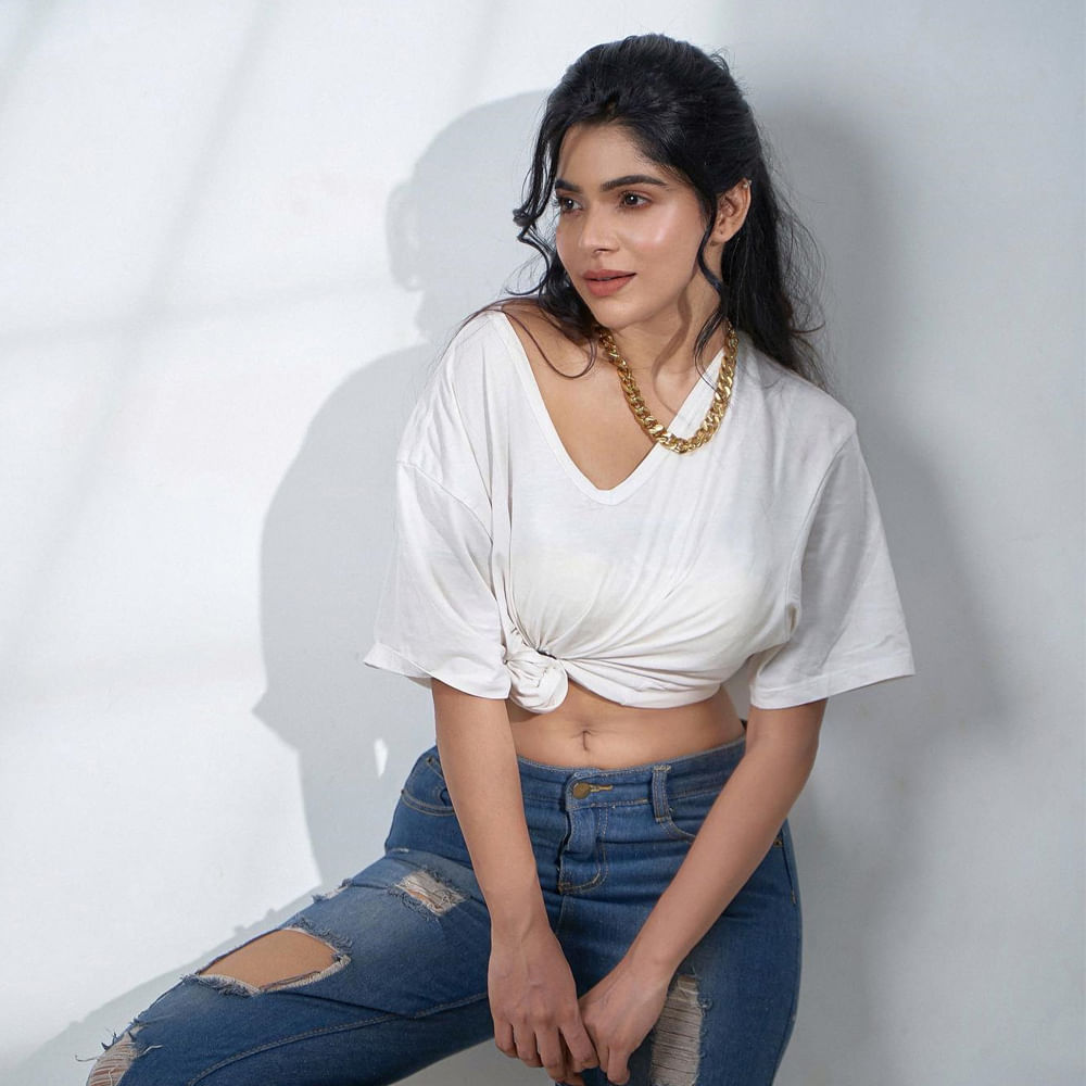 బ్యాచిలర్ సినిమాతో తెలుగు తెరకు పరిచయమైంది ఈ తమిళ భామ.. 'పెన్నే పెన్నే' పాటతో కుర్రకారును తన వెనక తిరిగేలా చేసింది ఈ ముద్దుగుమ్మ.. అంతేకాకుండా ఎప్పటికప్పుడు తన గ్లామరస్ ఫోటో తో తెలుగు చిత్రసీమను కూడా ఒక ఊపు ఊపేస్తుంది ఈ చిన్నది.