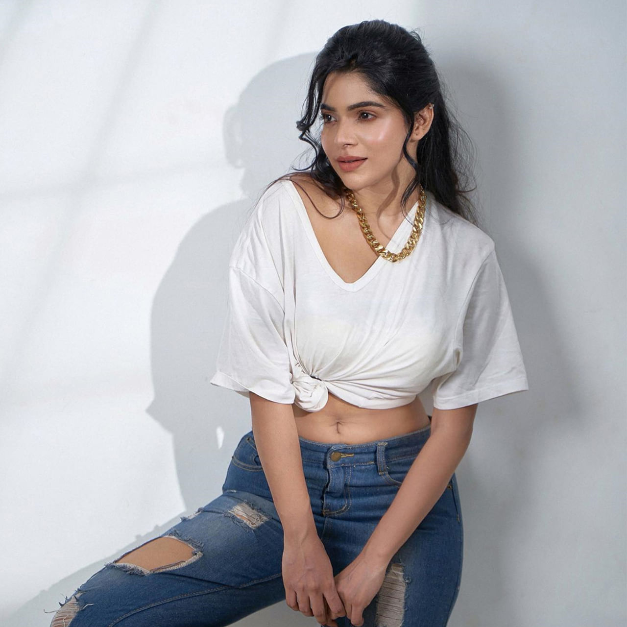 బ్యాచిలర్ సినిమాతో తెలుగు తెరకు పరిచయమైంది ఈ తమిళ భామ.. 'పెన్నే పెన్నే' పాటతో కుర్రకారును తన వెనక తిరిగేలా చేసింది ఈ ముద్దుగుమ్మ.. అంతేకాకుండా ఎప్పటికప్పుడు తన గ్లామరస్ ఫోటో తో తెలుగు చిత్రసీమను కూడా ఒక ఊపు ఊపేస్తుంది ఈ చిన్నది.
