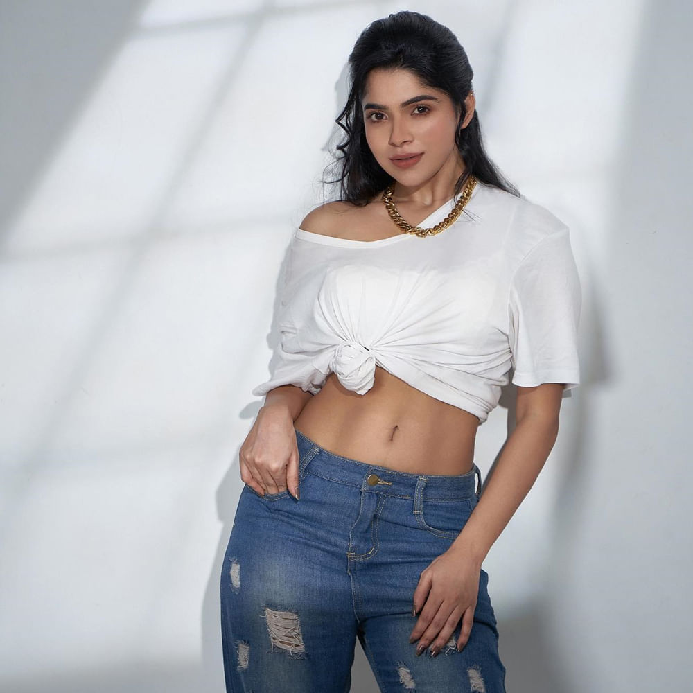 బ్యాచిలర్ సినిమాతో తెలుగు తెరకు పరిచయమైంది ఈ తమిళ భామ.. 'పెన్నే పెన్నే' పాటతో కుర్రకారును తన వెనక తిరిగేలా చేసింది ఈ ముద్దుగుమ్మ.. అంతేకాకుండా ఎప్పటికప్పుడు తన గ్లామరస్ ఫోటో తో తెలుగు చిత్రసీమను కూడా ఒక ఊపు ఊపేస్తుంది ఈ చిన్నది.
