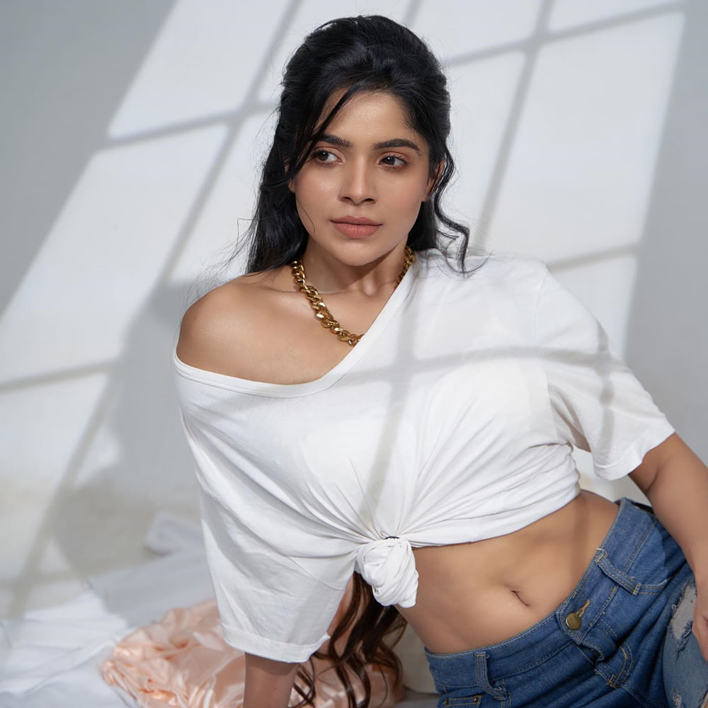 బ్యాచిలర్ సినిమాతో తెలుగు తెరకు పరిచయమైంది ఈ తమిళ భామ.. 'పెన్నే పెన్నే' పాటతో కుర్రకారును తన వెనక తిరిగేలా చేసింది ఈ ముద్దుగుమ్మ.. అంతేకాకుండా ఎప్పటికప్పుడు తన గ్లామరస్ ఫోటో తో తెలుగు చిత్రసీమను కూడా ఒక ఊపు ఊపేస్తుంది ఈ చిన్నది.
