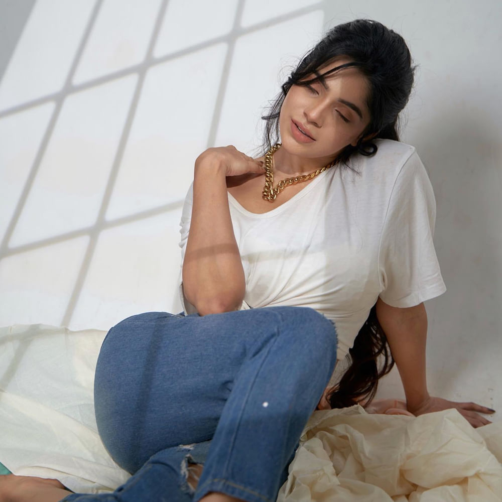 బ్యాచిలర్ సినిమాతో తెలుగు తెరకు పరిచయమైంది ఈ తమిళ భామ.. 'పెన్నే పెన్నే' పాటతో కుర్రకారును తన వెనక తిరిగేలా చేసింది ఈ ముద్దుగుమ్మ.. అంతేకాకుండా ఎప్పటికప్పుడు తన గ్లామరస్ ఫోటో తో తెలుగు చిత్రసీమను కూడా ఒక ఊపు ఊపేస్తుంది ఈ చిన్నది.
