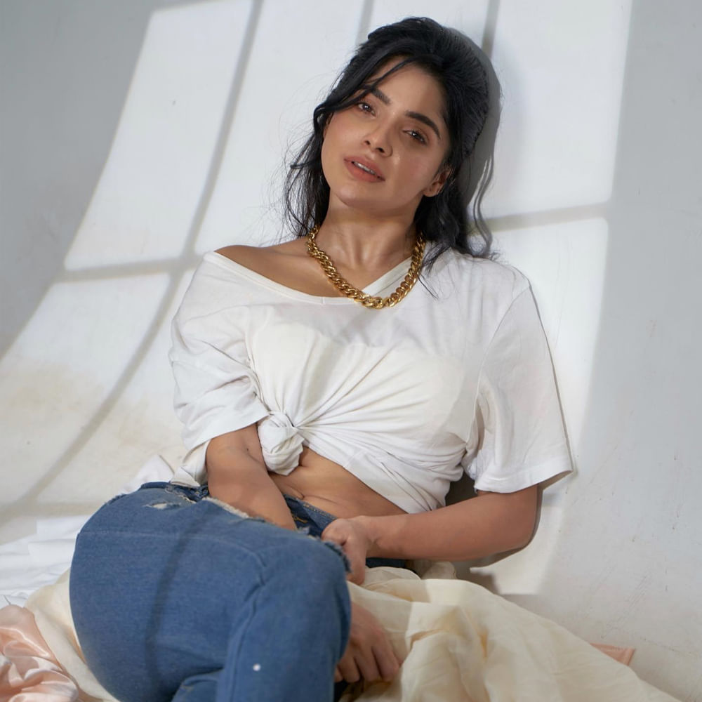 బ్యాచిలర్ సినిమాతో తెలుగు తెరకు పరిచయమైంది ఈ తమిళ భామ.. 'పెన్నే పెన్నే' పాటతో కుర్రకారును తన వెనక తిరిగేలా చేసింది ఈ ముద్దుగుమ్మ.. అంతేకాకుండా ఎప్పటికప్పుడు తన గ్లామరస్ ఫోటో తో తెలుగు చిత్రసీమను కూడా ఒక ఊపు ఊపేస్తుంది ఈ చిన్నది.
