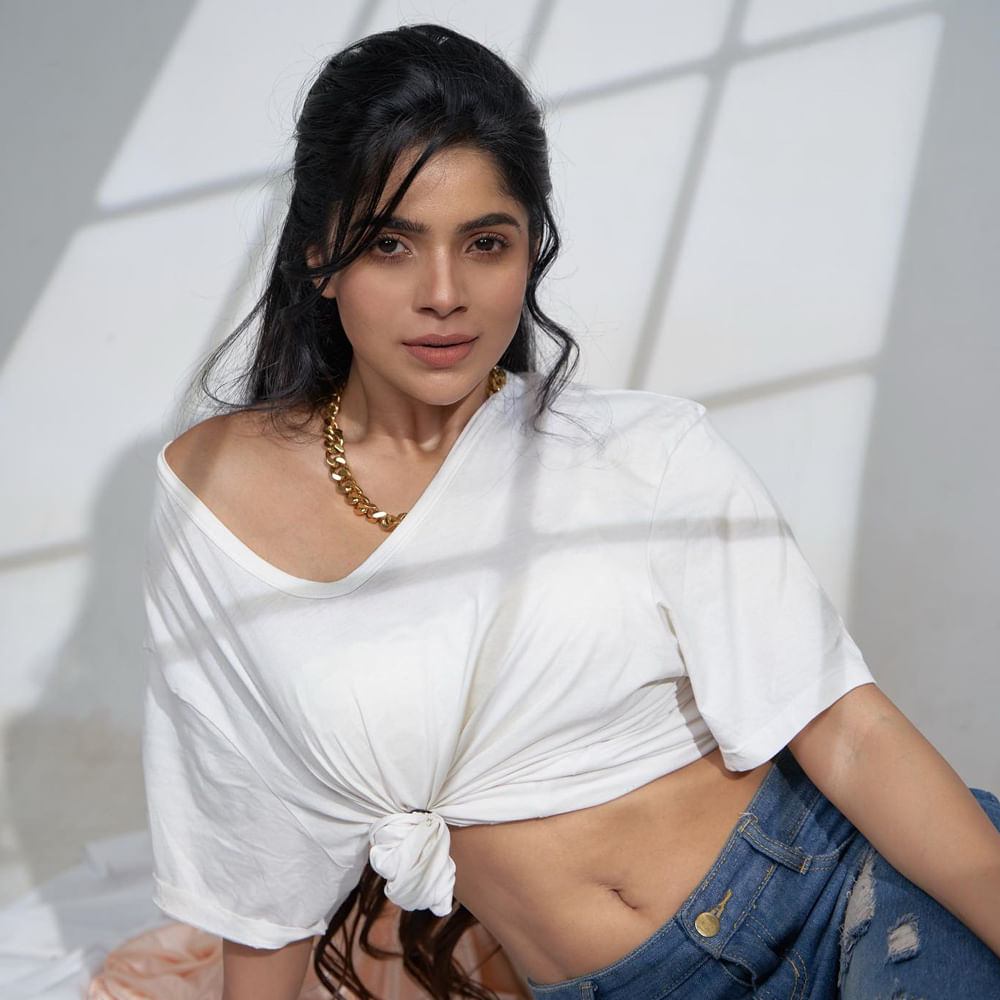 బ్యాచిలర్ సినిమాతో తెలుగు తెరకు పరిచయమైంది ఈ తమిళ భామ.. 'పెన్నే పెన్నే' పాటతో కుర్రకారును తన వెనక తిరిగేలా చేసింది ఈ ముద్దుగుమ్మ.. అంతేకాకుండా ఎప్పటికప్పుడు తన గ్లామరస్ ఫోటో తో తెలుగు చిత్రసీమను కూడా ఒక ఊపు ఊపేస్తుంది ఈ చిన్నది.
