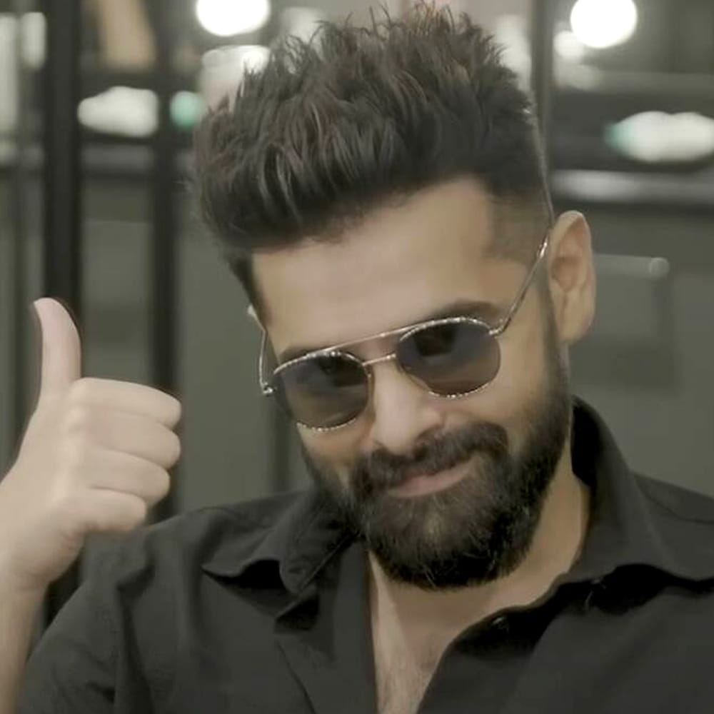 రామ్ కథానాయకుడిగా పూరి జగన్నాథ్ దర్శకత్వంలో తెరకెక్కుతున్న సినిమా డబుల్ ఇస్మార్ట్. వీరి కాంబినేషన్లో వచ్చిన ఇస్మార్ట్ మూవీకి సీక్వెల్ ఇది. ఈ కేరక్టర్ కోసం పూర్తిగా మేకోవర్ అయ్యారు రామ్ పోతినేని. రేపటి నుంచి డబుల్ ఇస్మార్ట్ రెగ్యులర్ షూటింగ్ ఉంటుందని ప్రకటించారు మేకర్స్. వచ్చే ఏడాది మార్చి 8న డబుల్ ఇస్మార్ట్ ప్యాన్ ఇండియా రిలీజ్కి ప్లాన్ చేస్తున్నారు