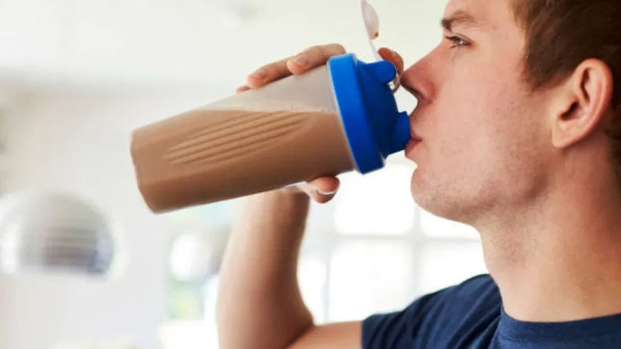 ఈ రోజుల్లో రోగాలకు అంతం లేదు. కోవిడ్ తర్వాత శ్వాస తీసుకోవడంలో ఇబ్బంది, ఛాతీ నొప్పి, జలుబు, దగ్గు కొనసాగుతాయి. దాంతో శరీరంలో రోగ నిరోధక శక్తి తగ్గుతుంది. అలాగే షుగర్, ప్రెజర్, కొలెస్ట్రాల్ సమస్యలు ఉన్నాయి. ఈ ఒక్క డ్రింక్ లో ఇన్ని జబ్బులు దాగి ఉన్నాయి.