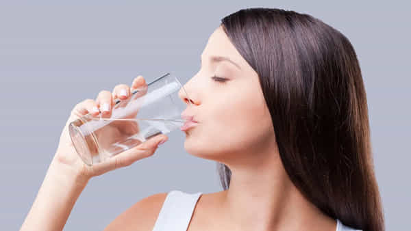 Water Side Effects: నిద్ర లేవగానే నీళ్లు తాగే వారికి షాకింగ్ న్యూస్.. ఆ సమస్యలు తప్పవని నిపుణుల హెచ్చరిక
