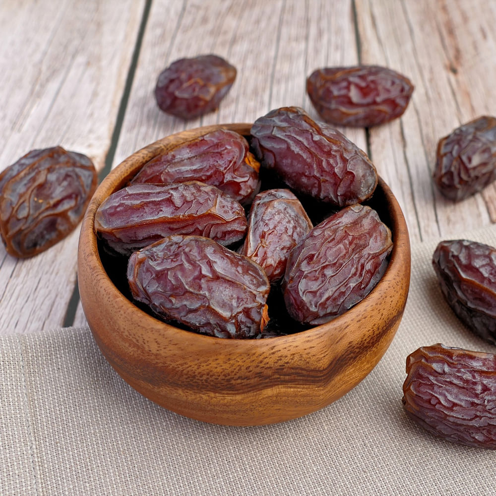 ఎండు ఖర్జూరం: ఎండు ఖర్జూరంలో పోషకలు పుష్కలంగా ఉంటాయి. ఇవి శరీర ఆరోగ్యానికి చాలా ఉపయోగకరంగా ఉంటాయి. వీటిని రాత్రి నీళ్లలో నానబెట్టి ఉదయం లేచినవెంటనే తినడం వల్ల శరీరానికి కావల్సినంత ఐరన్ లభిస్తుంది. వీటిని తీసుకోవడం వల్ల జీర్ణక్రియ కూడా మెరుగుపడుతుంది. బరువు తగ్గించడంలో ఇది ఉపయోగపడుతుంది.