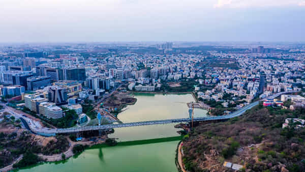 Hyderabad: ఫోన్ ఎక్కువగా వాడుతుందని మందలించిన తల్లిదండ్రులు.. కేబుల్ బ్రిడ్జిపై నుండి దూకిన బాలిక