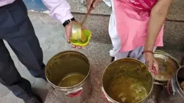 క్యాంటీన్ సాంబార్లో పాము ప్రత్యక్షం.. నలుగురు ఉద్యోగులకు అస్వస్థత