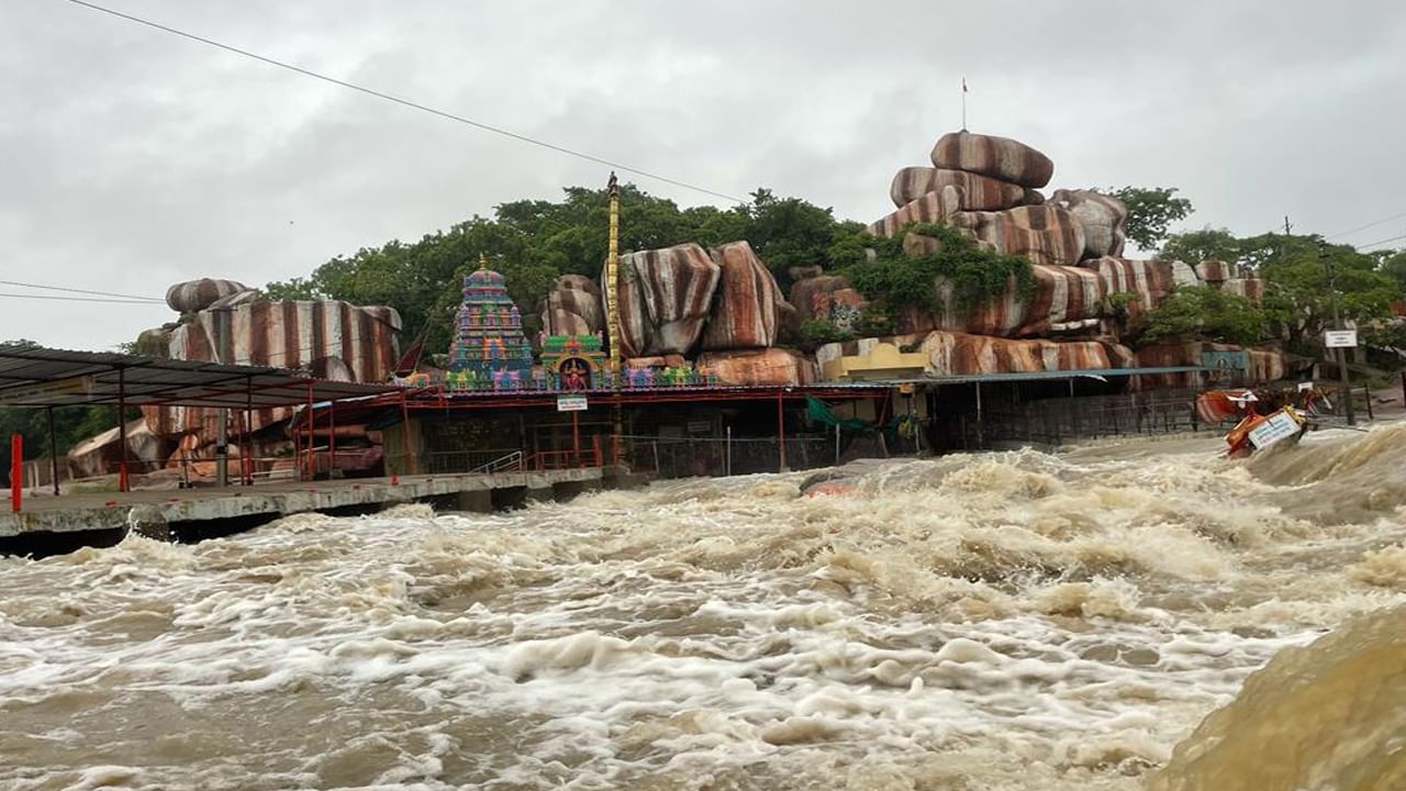 Edupayala Temple: భారీ వర్షాలు.. ఏడుపాయల వనదుర్గమాత ఆలయం మూసివేత