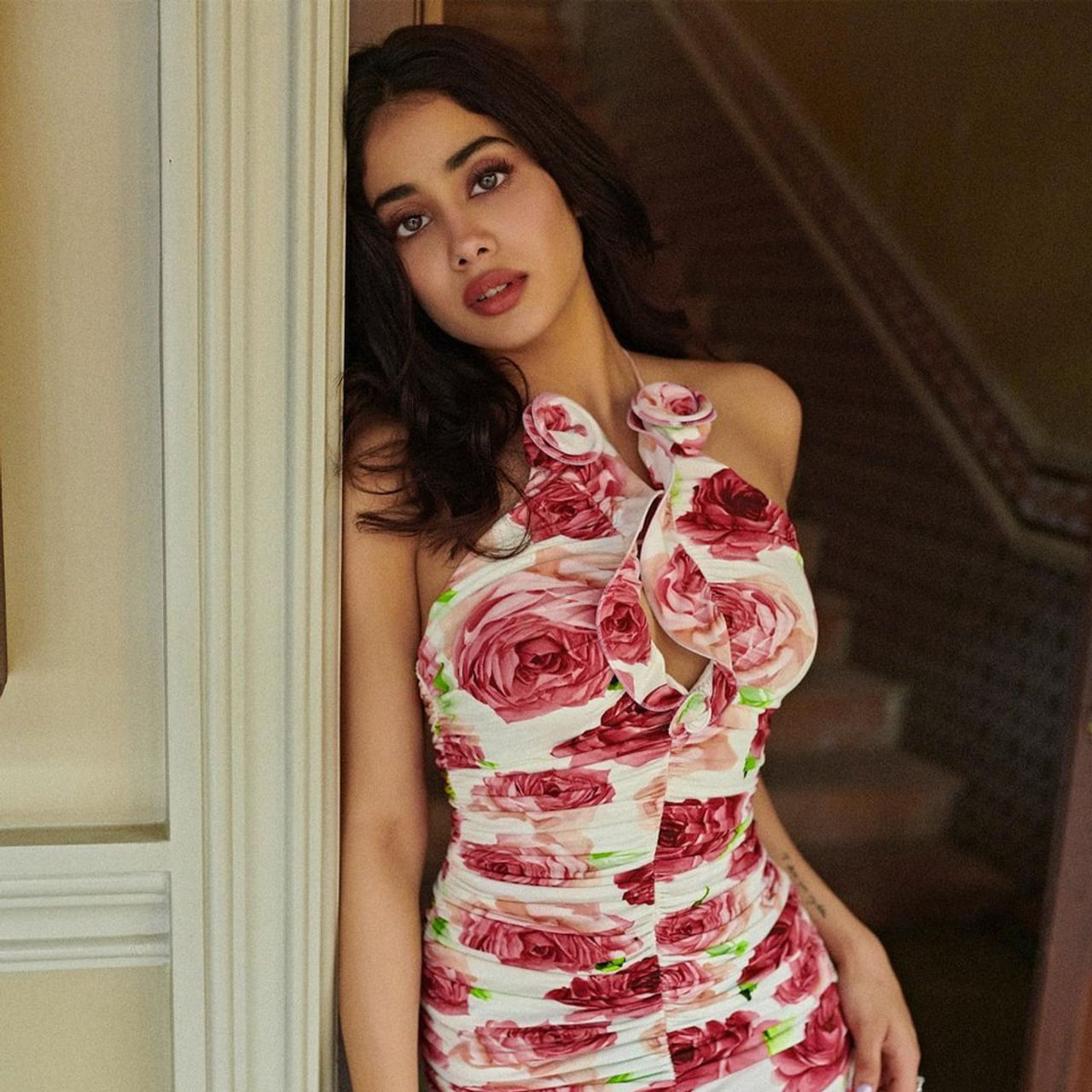 అతిలోక సుందరి  శ్రీదేవి వారసురాలిగా సినీరంగ ప్రవేశం చేసింది అందాల తార జాన్వీ కపూర్. బాలీవుడ్ దఢక్ చిత్రంతో వెండితెరకు పరిచయం అయింది ఈ బ్యూటీ.  తర్వాత పలు బాలీవుడ్ చిత్రాల్లో నటించి మెప్పించింది. ప్రస్తుతం ఎన్టీఆర్ సరసన దేవర చిత్రంలో కథానాయకిగా చేస్తుంది ఈ వయ్యారి. ఈ చిత్రం ద్వారా తెలుగు తెరకు పరిచయం కానుంది ఈ ముద్దుగుమ్మ. ఇటీవల వరుణ్ ధావన్ తో బవాల్ పూర్తిచేసుకుంది. తాజాగా సోషల్ మీడియాలో ఈ భామ షేర్ చేసిన ఫోటోలకు కుర్రాళ్లు ఫిదా అవుతున్నారు.