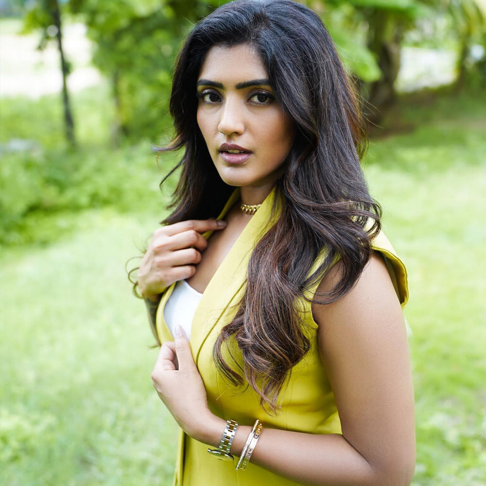 తెలుగు ఇండస్ట్రీలో తెలుగమ్మాయిలకు ఛాన్సులు రావు.. వచ్చినా పెద్దగా సక్సెస్ అవ్వరు.. చాలా కాలంగా ఇండస్ట్రీలో పాతుకుపోయిన పదం ఇది. అప్పుడప్పుడూ కలర్స్ స్వాతి, బిందు మాధవి, ఈషా రెబ్బా, అంజలి లాంటి హీరోయిన్లు వచ్చినా.. టాలీవుడ్ కంటే పక్క భాషల్లోనే ఎక్కువగా అవకాశాలు అందుకున్నారు.. సక్సెస్ అయ్యారే తప్ప మన దగ్గర మాత్రం వాళ్లకు క్రేజ్ రాలేదు.